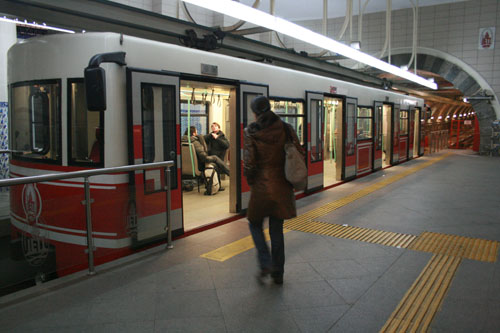 Neem de kortste metro ter wereld: Tünel