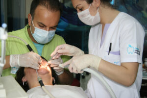 Anja van de Beek bij de tandarts in Istanbul  5090