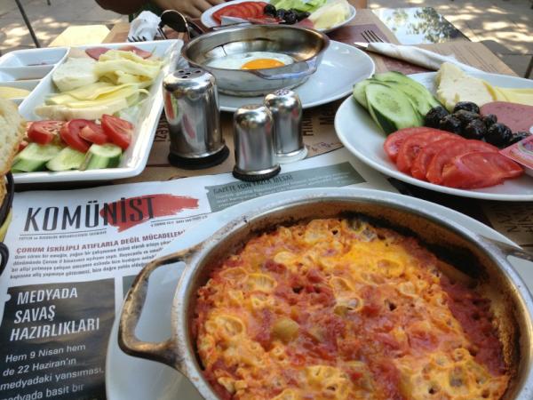 Wat is een typisch Turks ontbijt?